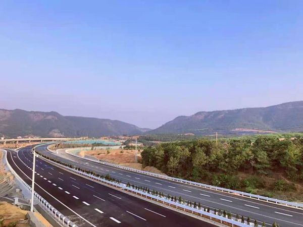 祝賀云南三清高速公路一期工程順利通車(chē) 祝賀云南三清高速公路一期工程順利通車(chē)