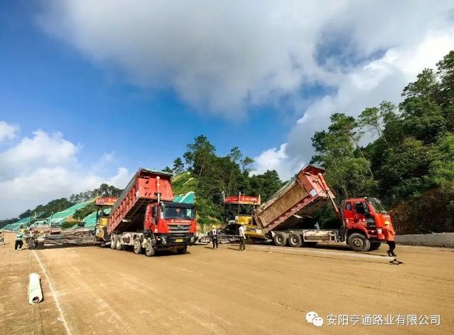 廣西南玉珠項(xiàng)目水穩(wěn)攤鋪底基層施工 廣西南玉珠項(xiàng)目水穩(wěn)攤鋪底基層施工